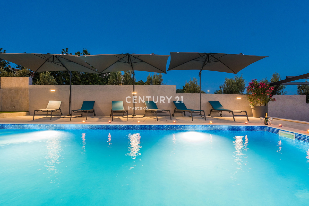 SUKOŠAN: LUSSO SENZA COMPROMESSI, VILLA CON 3 APPARTAMENTI, PISCINA, SAUNA, TERRAZZA SUL TETTO, CORTILE