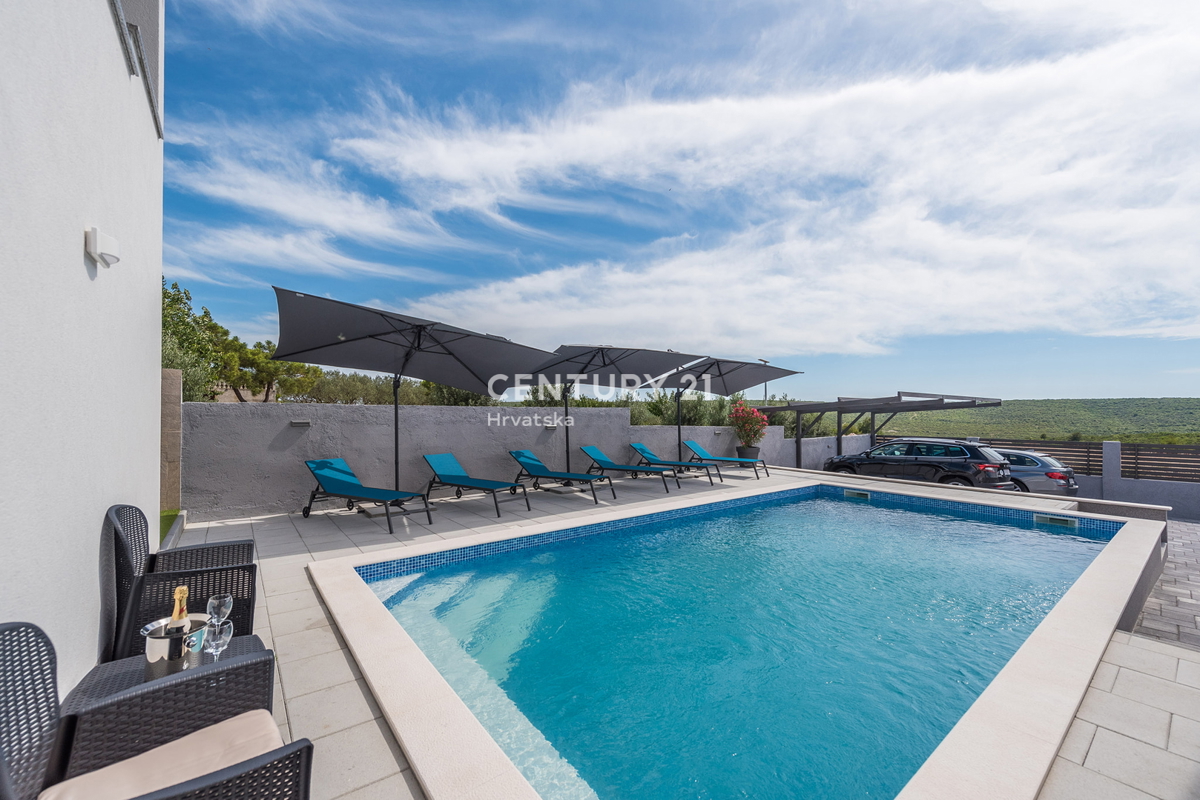 SUKOŠAN: LUSSO SENZA COMPROMESSI, VILLA CON 3 APPARTAMENTI, PISCINA, SAUNA, TERRAZZA SUL TETTO, CORTILE