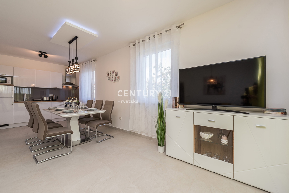 SUKOŠAN: LUSSO SENZA COMPROMESSI, VILLA CON 3 APPARTAMENTI, PISCINA, SAUNA, TERRAZZA SUL TETTO, CORTILE