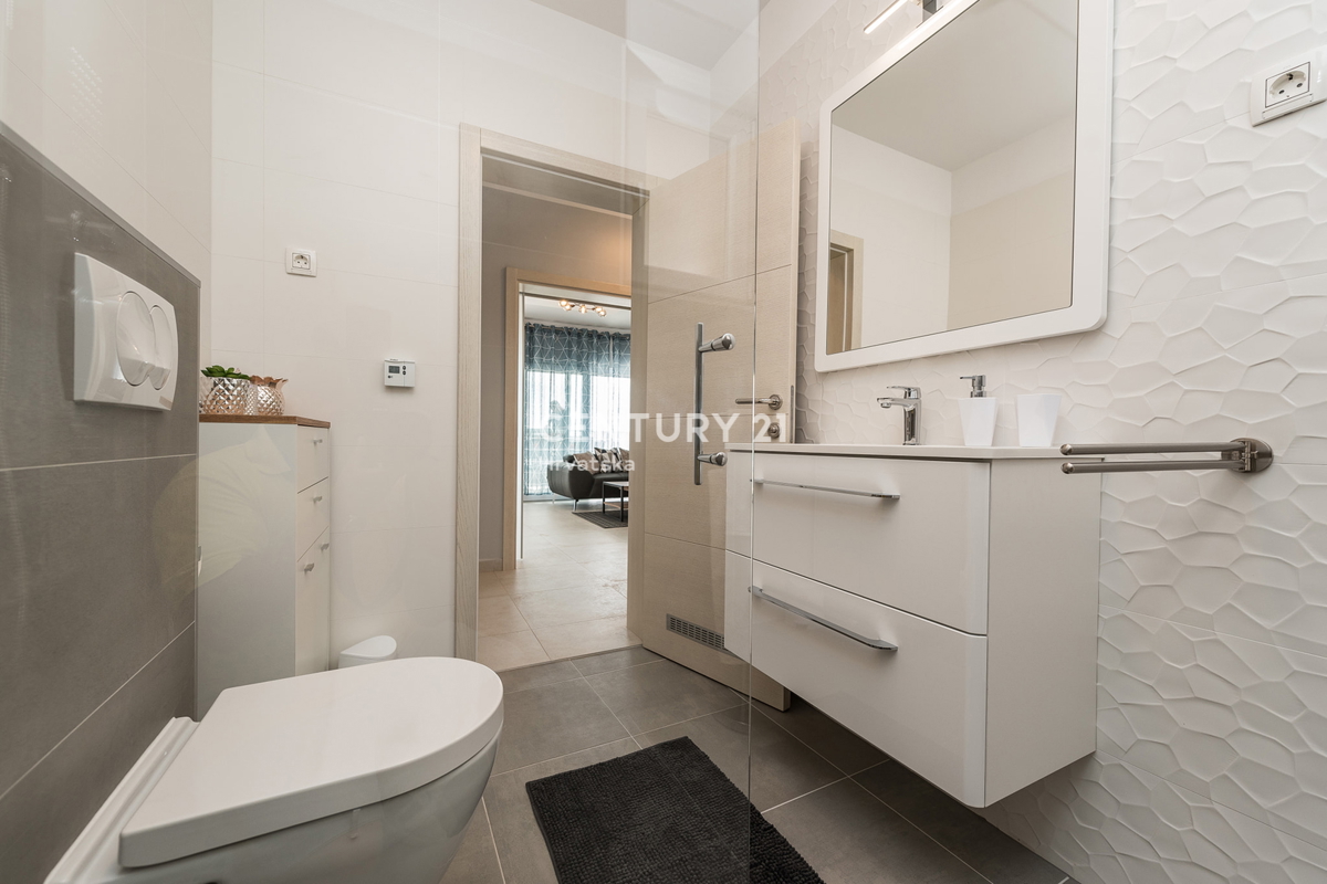 SUKOŠAN: LUSSO SENZA COMPROMESSI, VILLA CON 3 APPARTAMENTI, PISCINA, SAUNA, TERRAZZA SUL TETTO, CORTILE