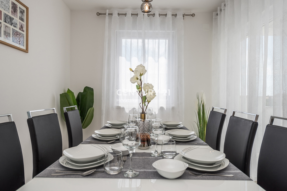 SUKOŠAN: LUSSO SENZA COMPROMESSI, VILLA CON 3 APPARTAMENTI, PISCINA, SAUNA, TERRAZZA SUL TETTO, CORTILE