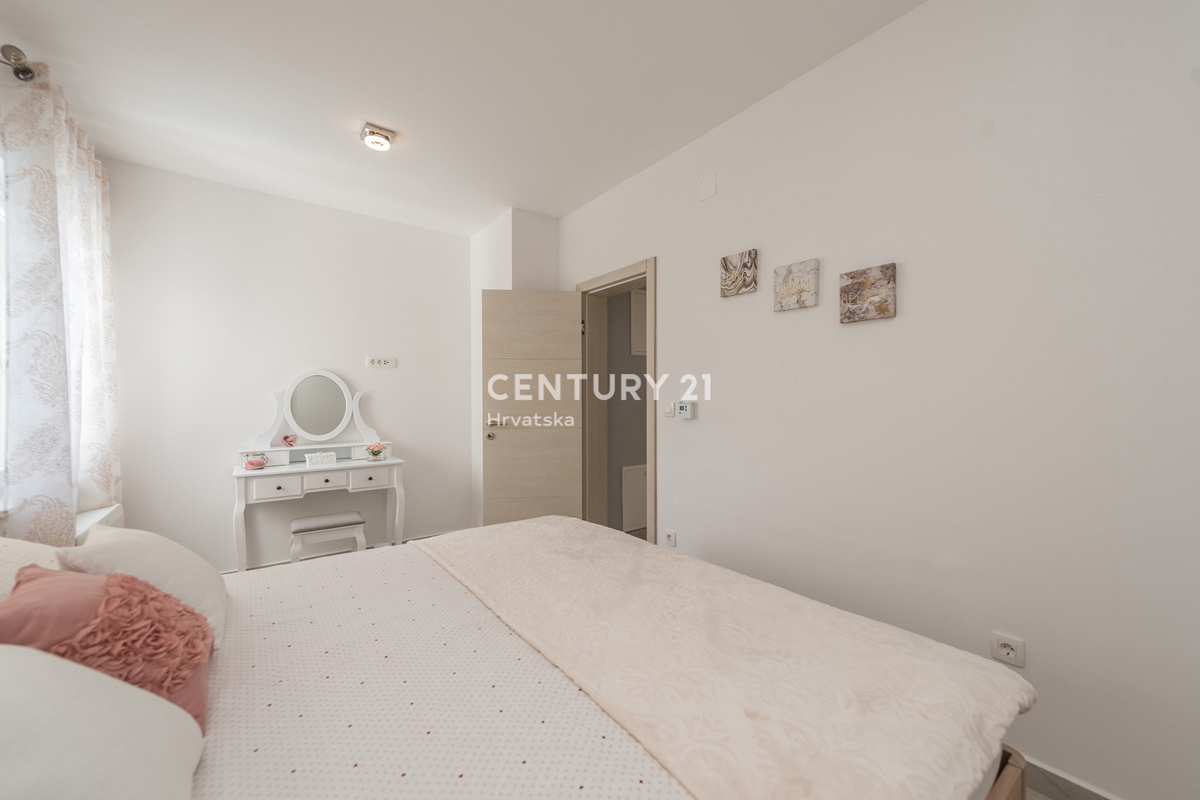 SUKOŠAN: LUSSO SENZA COMPROMESSI, VILLA CON 3 APPARTAMENTI, PISCINA, SAUNA, TERRAZZA SUL TETTO, CORTILE