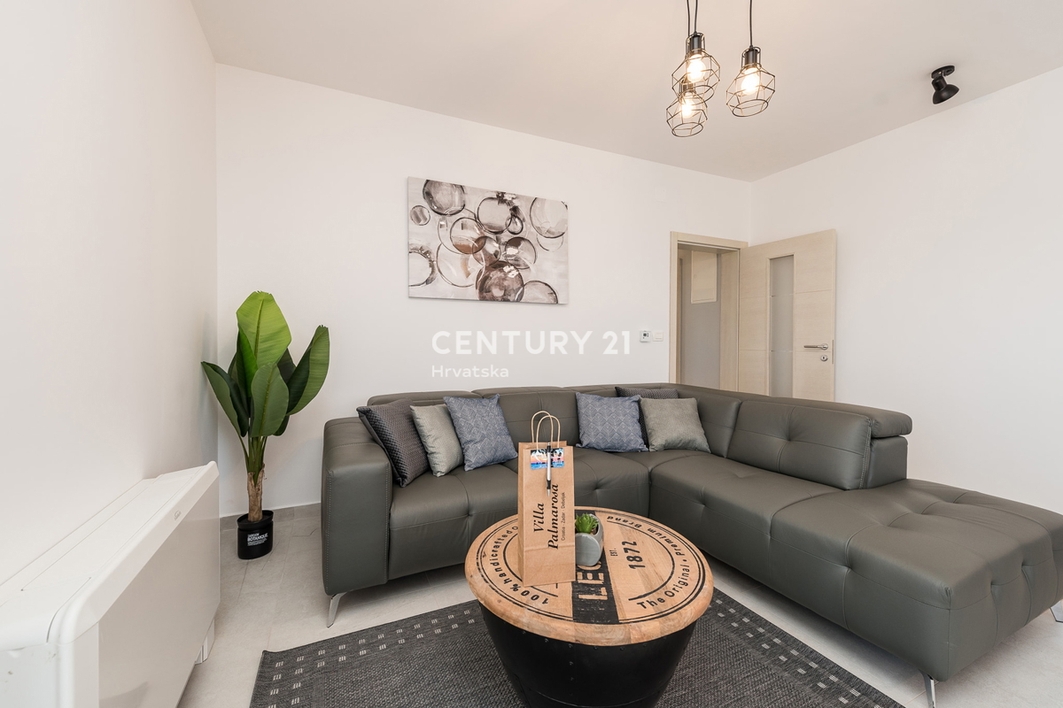 SUKOŠAN: LUSSO SENZA COMPROMESSI, VILLA CON 3 APPARTAMENTI, PISCINA, SAUNA, TERRAZZA SUL TETTO, CORTILE