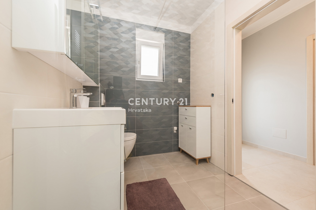 SUKOŠAN: LUSSO SENZA COMPROMESSI, VILLA CON 3 APPARTAMENTI, PISCINA, SAUNA, TERRAZZA SUL TETTO, CORTILE