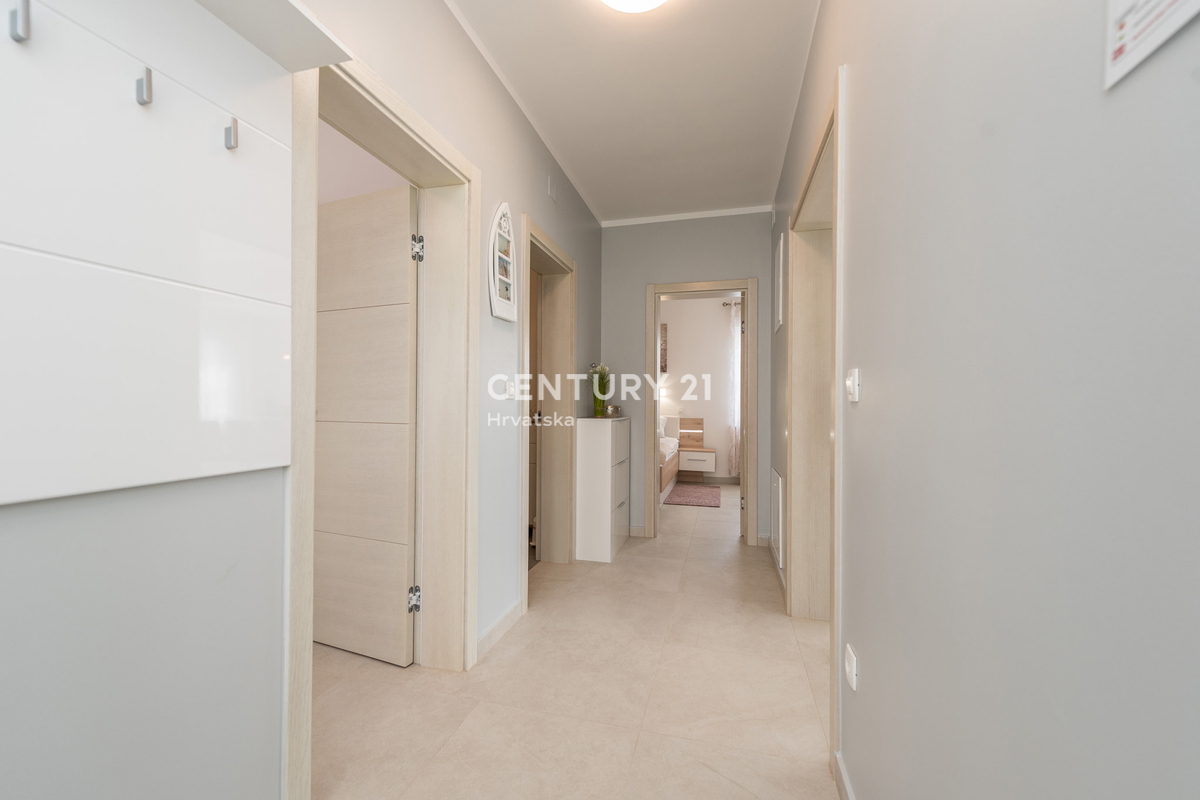 SUKOŠAN: LUSSO SENZA COMPROMESSI, VILLA CON 3 APPARTAMENTI, PISCINA, SAUNA, TERRAZZA SUL TETTO, CORTILE