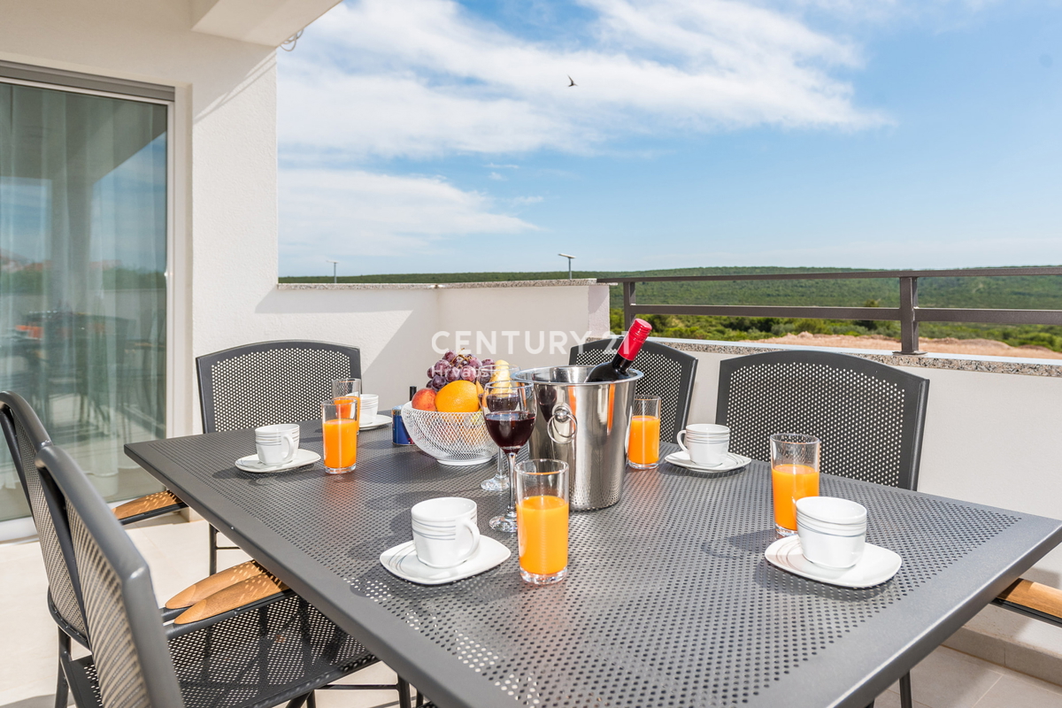 SUKOŠAN: LUSSO SENZA COMPROMESSI, VILLA CON 3 APPARTAMENTI, PISCINA, SAUNA, TERRAZZA SUL TETTO, CORTILE