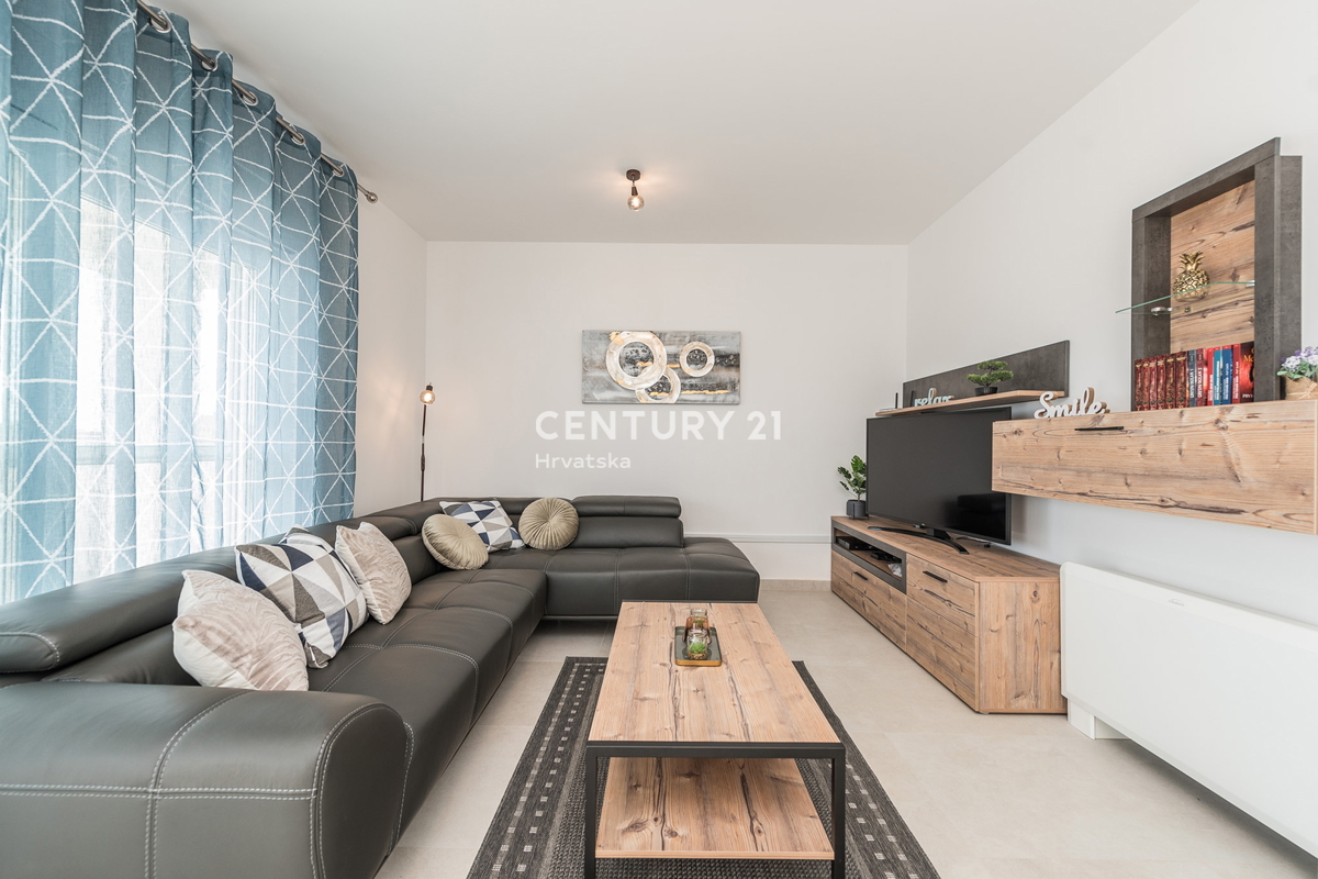 SUKOŠAN: LUSSO SENZA COMPROMESSI, VILLA CON 3 APPARTAMENTI, PISCINA, SAUNA, TERRAZZA SUL TETTO, CORTILE