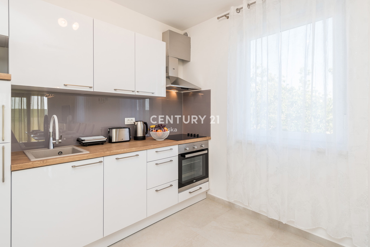 SUKOŠAN: LUSSO SENZA COMPROMESSI, VILLA CON 3 APPARTAMENTI, PISCINA, SAUNA, TERRAZZA SUL TETTO, CORTILE