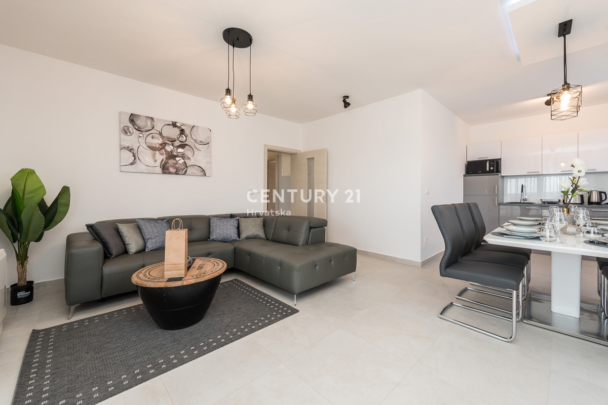 SUKOŠAN: LUSSO SENZA COMPROMESSI, VILLA CON 3 APPARTAMENTI, PISCINA, SAUNA, TERRAZZA SUL TETTO, CORTILE