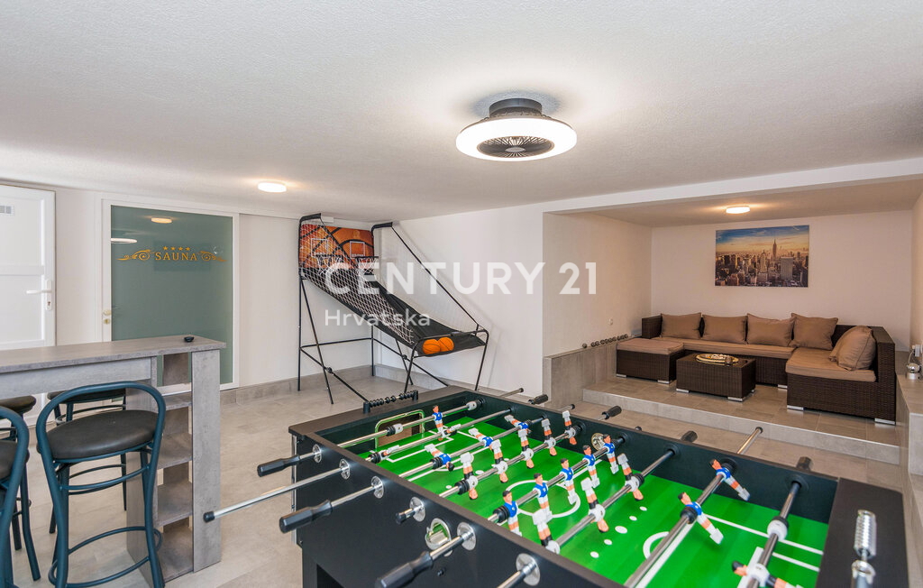 SUKOŠAN: LUSSO SENZA COMPROMESSI, VILLA CON 3 APPARTAMENTI, PISCINA, SAUNA, TERRAZZA SUL TETTO, CORTILE