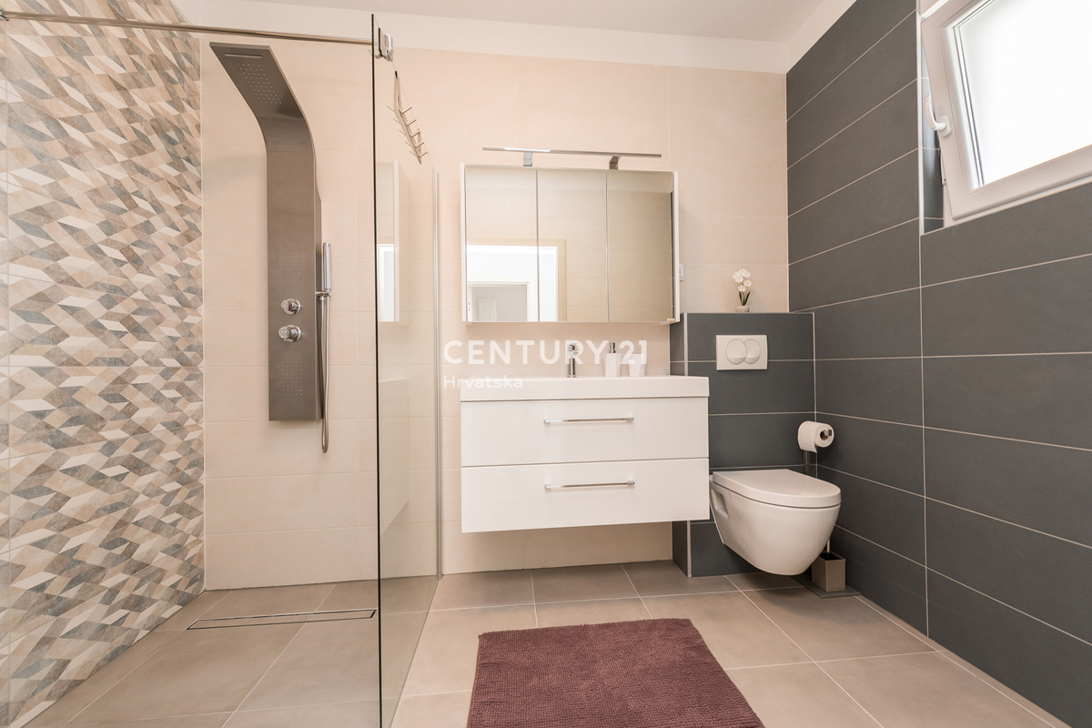 SUKOŠAN: LUSSO SENZA COMPROMESSI, VILLA CON 3 APPARTAMENTI, PISCINA, SAUNA, TERRAZZA SUL TETTO, CORTILE