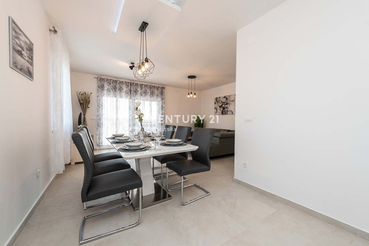 SUKOŠAN: LUSSO SENZA COMPROMESSI, VILLA CON 3 APPARTAMENTI, PISCINA, SAUNA, TERRAZZA SUL TETTO, CORTILE