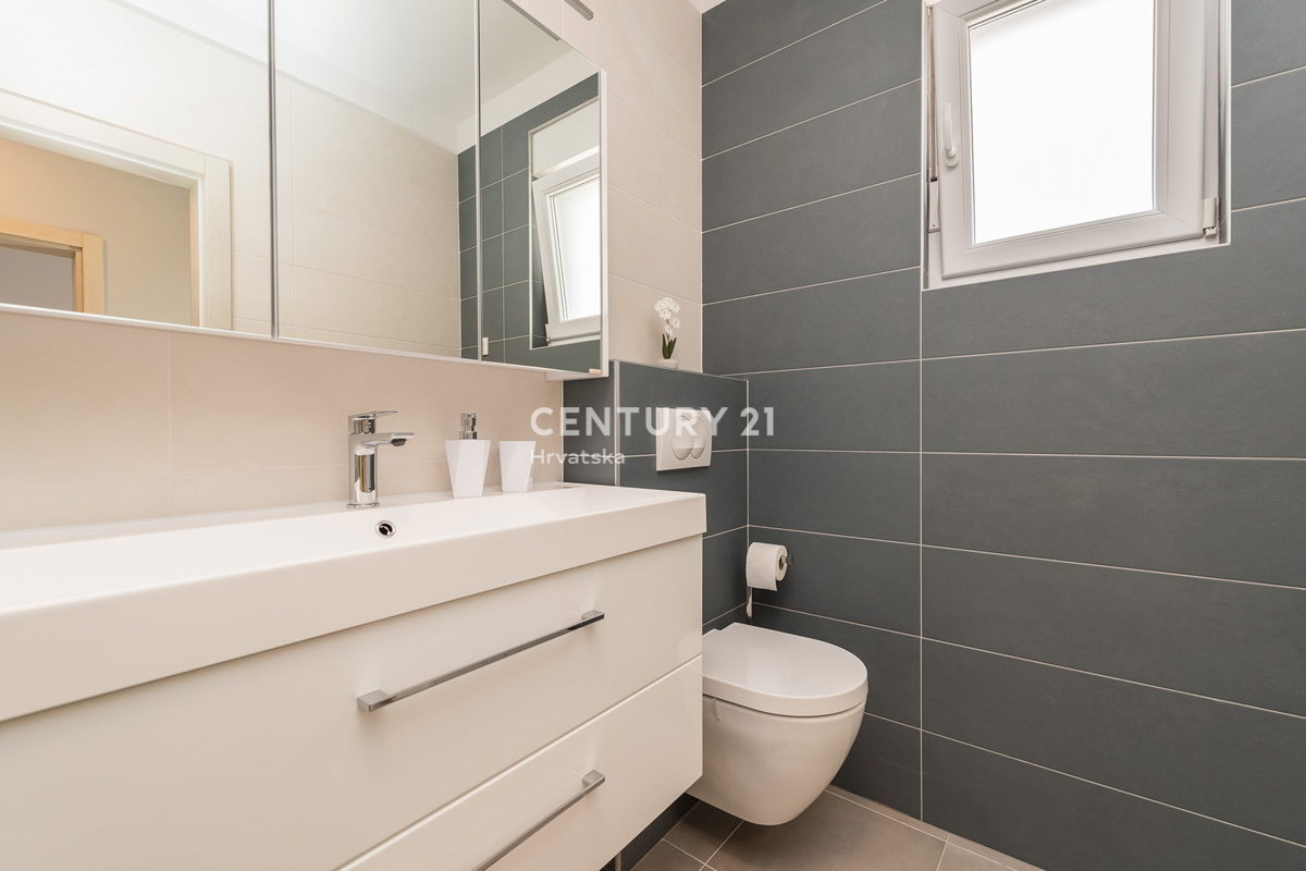 SUKOŠAN: LUSSO SENZA COMPROMESSI, VILLA CON 3 APPARTAMENTI, PISCINA, SAUNA, TERRAZZA SUL TETTO, CORTILE