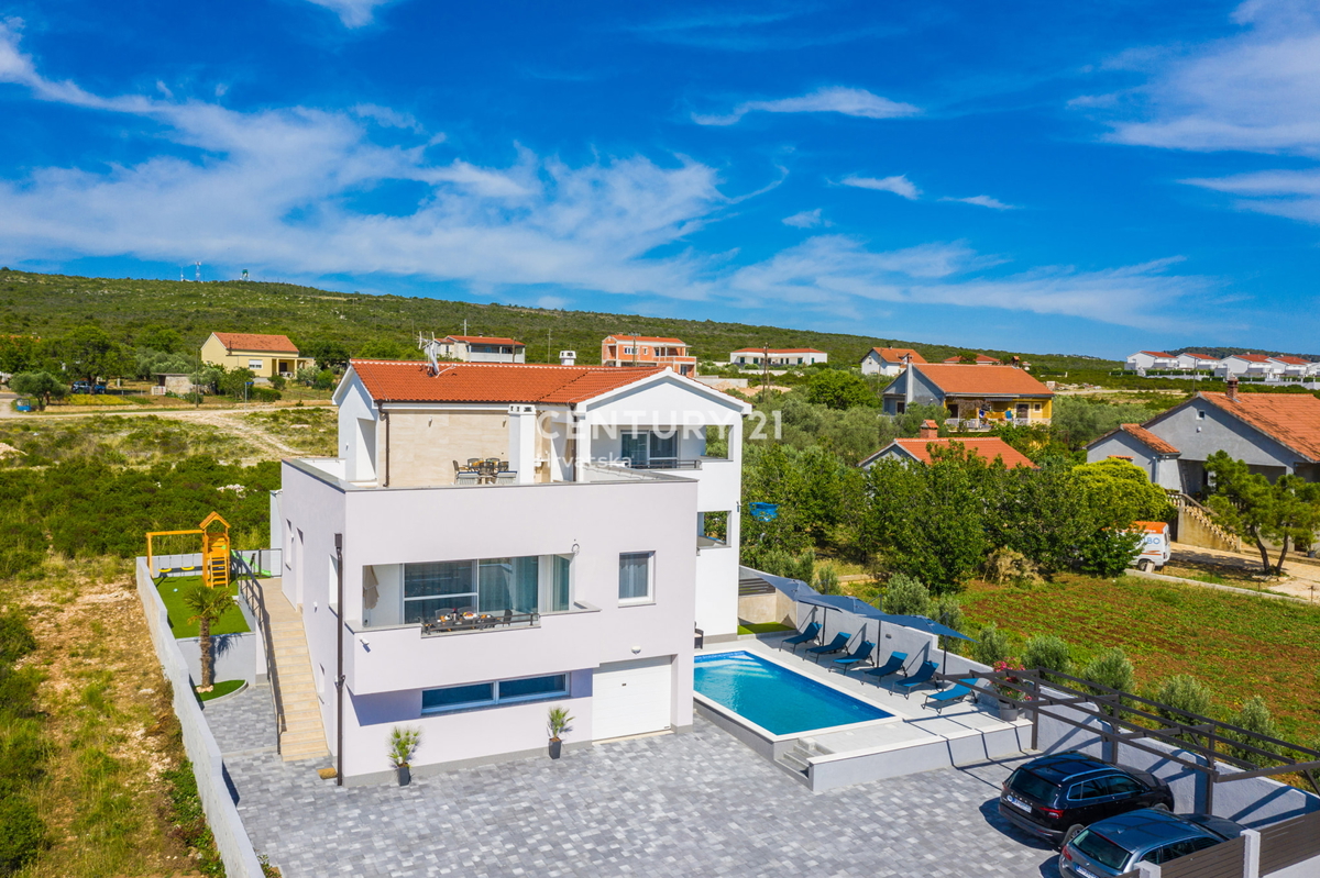 SUKOŠAN: LUSSO SENZA COMPROMESSI, VILLA CON 3 APPARTAMENTI, PISCINA, SAUNA, TERRAZZA SUL TETTO, CORTILE