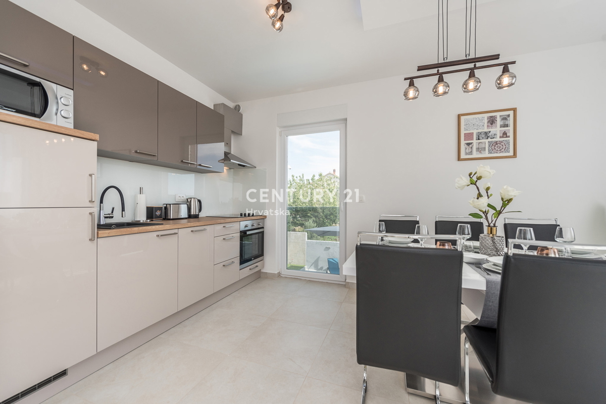 SUKOŠAN: LUSSO SENZA COMPROMESSI, VILLA CON 3 APPARTAMENTI, PISCINA, SAUNA, TERRAZZA SUL TETTO, CORTILE