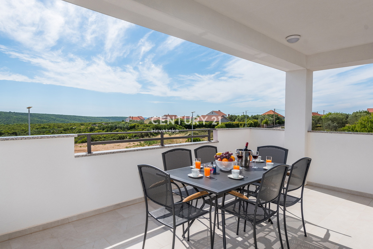 SUKOŠAN: LUSSO SENZA COMPROMESSI, VILLA CON 3 APPARTAMENTI, PISCINA, SAUNA, TERRAZZA SUL TETTO, CORTILE