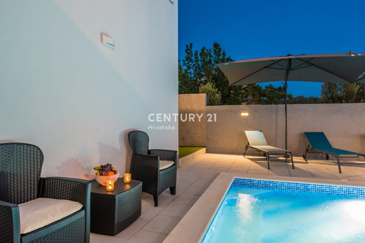 SUKOŠAN: LUSSO SENZA COMPROMESSI, VILLA CON 3 APPARTAMENTI, PISCINA, SAUNA, TERRAZZA SUL TETTO, CORTILE