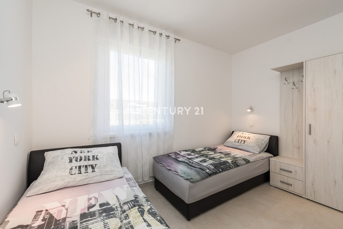 SUKOŠAN: LUSSO SENZA COMPROMESSI, VILLA CON 3 APPARTAMENTI, PISCINA, SAUNA, TERRAZZA SUL TETTO, CORTILE