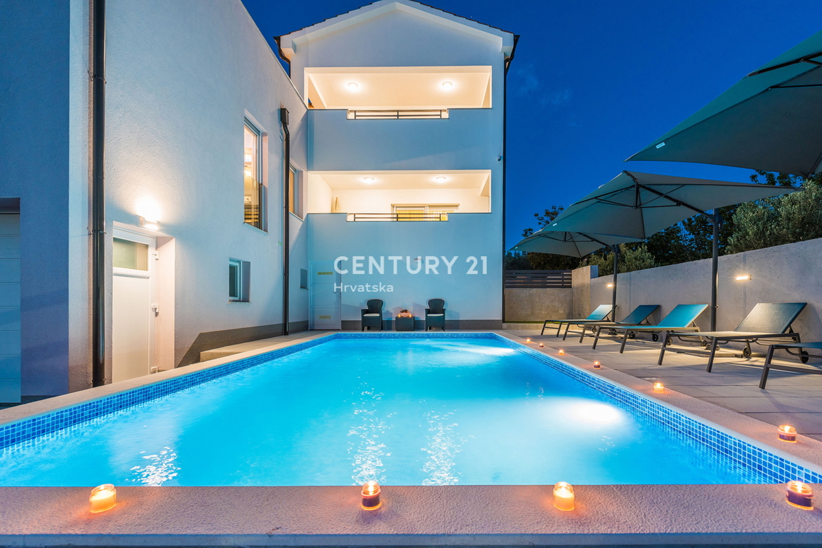 SUKOŠAN: LUSSO SENZA COMPROMESSI, VILLA CON 3 APPARTAMENTI, PISCINA, SAUNA, TERRAZZA SUL TETTO, CORTILE
