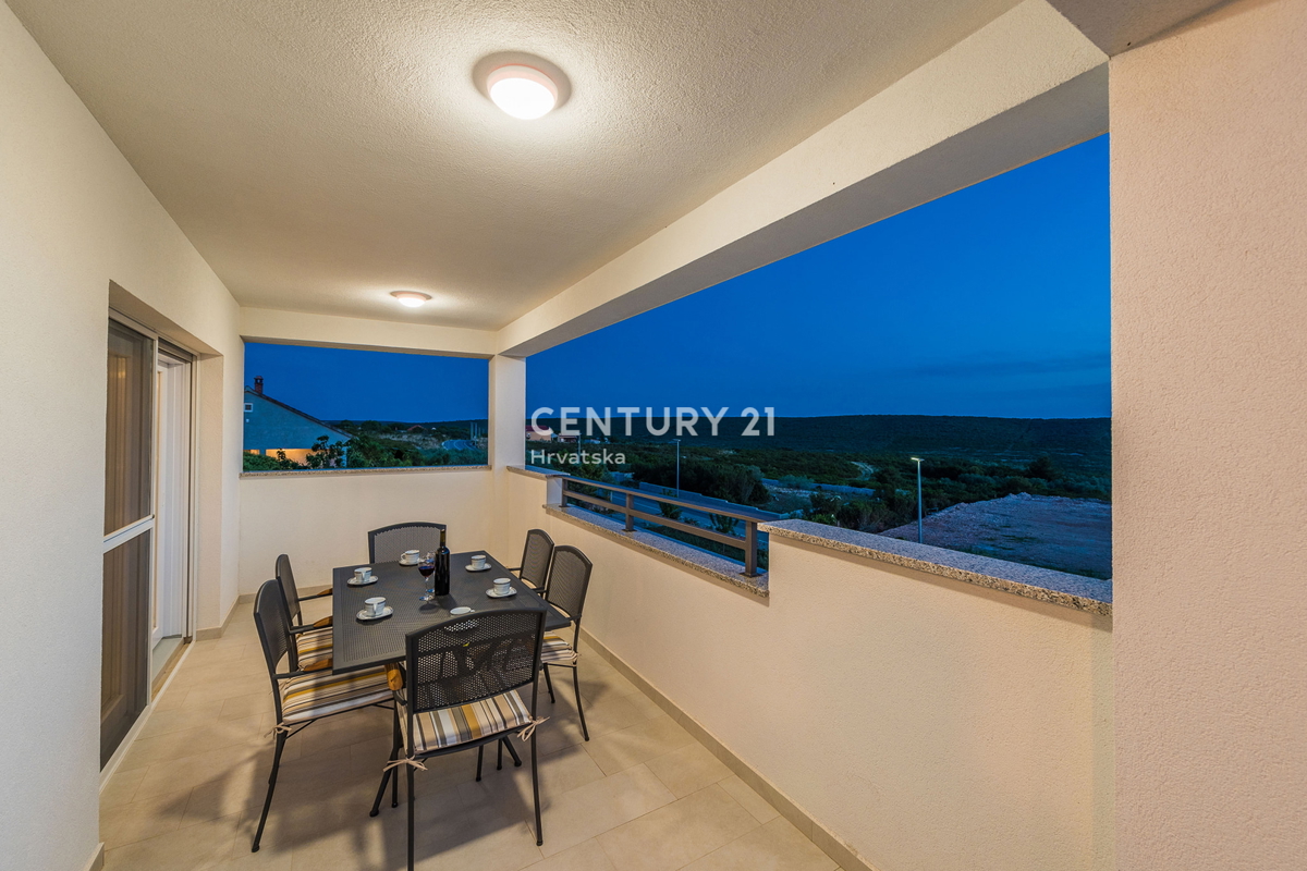 SUKOŠAN: LUSSO SENZA COMPROMESSI, VILLA CON 3 APPARTAMENTI, PISCINA, SAUNA, TERRAZZA SUL TETTO, CORTILE