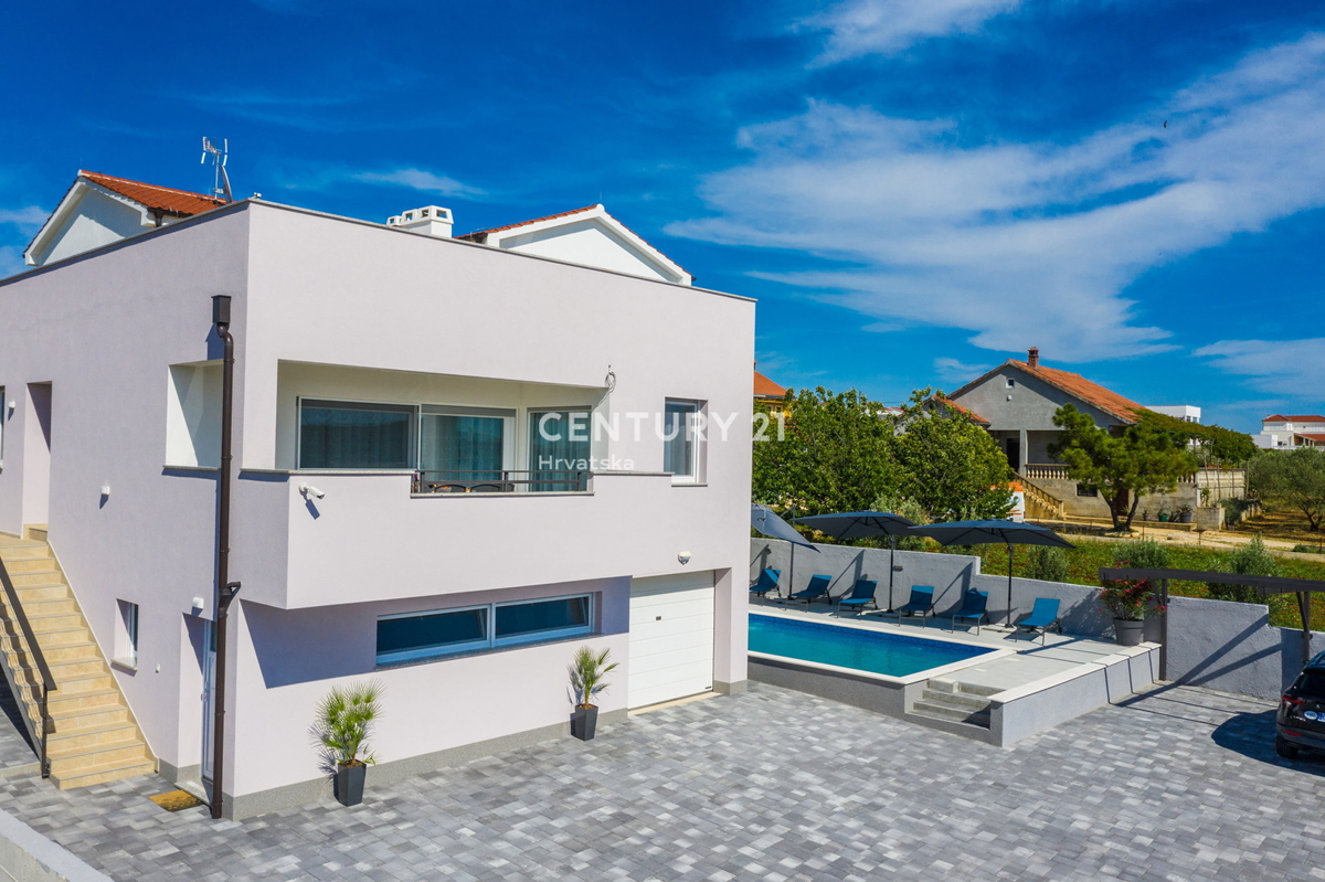 SUKOŠAN: LUSSO SENZA COMPROMESSI, VILLA CON 3 APPARTAMENTI, PISCINA, SAUNA, TERRAZZA SUL TETTO, CORTILE