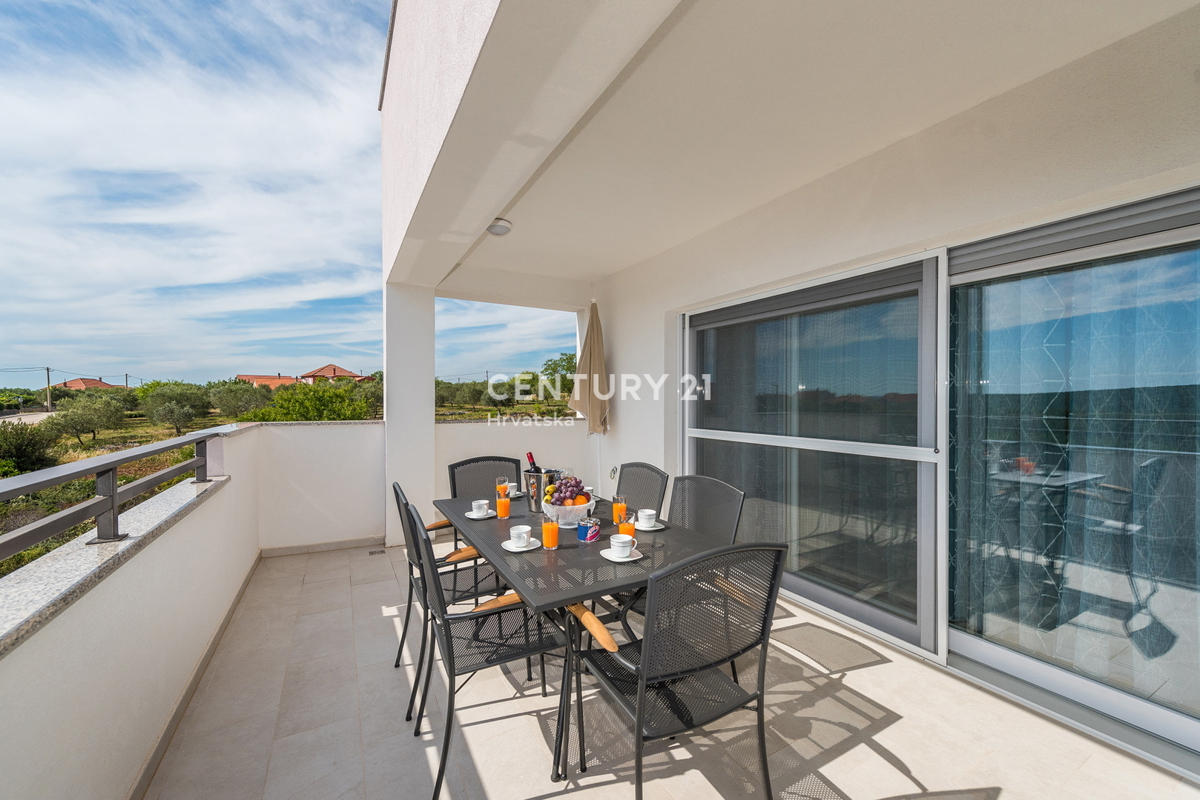 SUKOŠAN: LUSSO SENZA COMPROMESSI, VILLA CON 3 APPARTAMENTI, PISCINA, SAUNA, TERRAZZA SUL TETTO, CORTILE