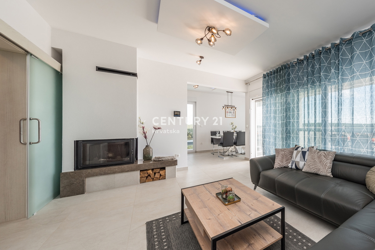 SUKOŠAN: LUSSO SENZA COMPROMESSI, VILLA CON 3 APPARTAMENTI, PISCINA, SAUNA, TERRAZZA SUL TETTO, CORTILE