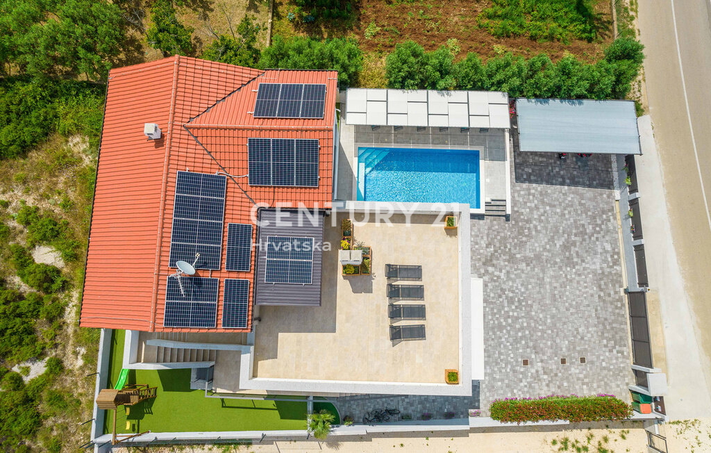 SUKOŠAN: LUSSO SENZA COMPROMESSI, VILLA CON 3 APPARTAMENTI, PISCINA, SAUNA, TERRAZZA SUL TETTO, CORTILE