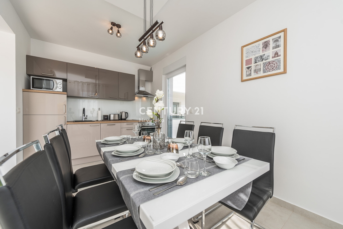 SUKOŠAN: LUSSO SENZA COMPROMESSI, VILLA CON 3 APPARTAMENTI, PISCINA, SAUNA, TERRAZZA SUL TETTO, CORTILE