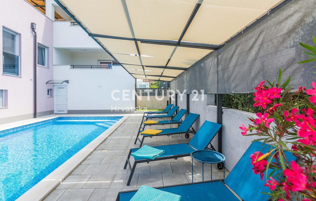 SUKOŠAN: LUSSO SENZA COMPROMESSI, VILLA CON 3 APPARTAMENTI, PISCINA, SAUNA, TERRAZZA SUL TETTO, CORTILE