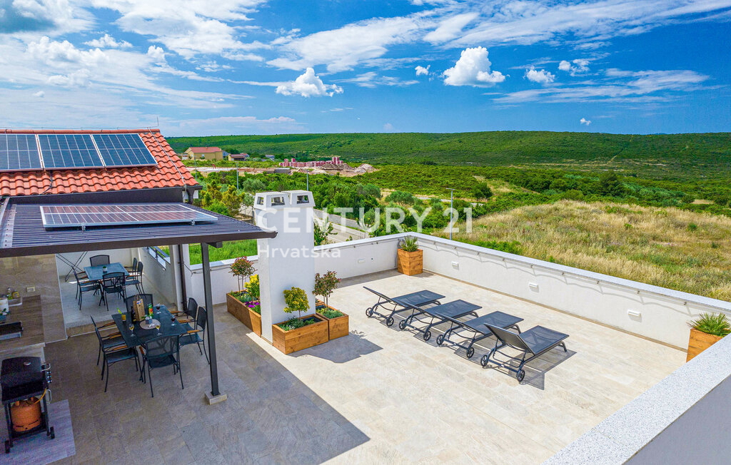 SUKOŠAN: LUSSO SENZA COMPROMESSI, VILLA CON 3 APPARTAMENTI, PISCINA, SAUNA, TERRAZZA SUL TETTO, CORTILE