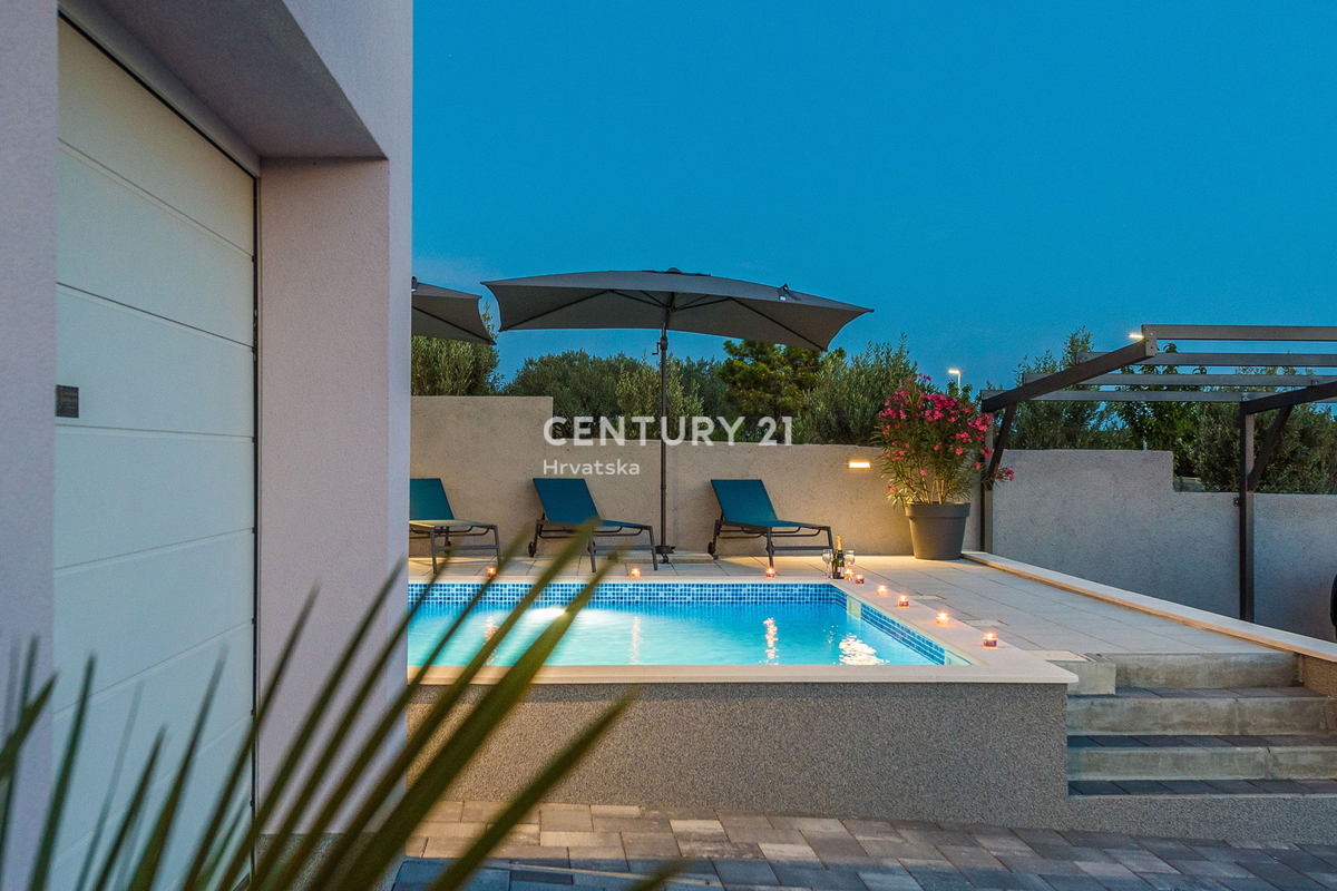 SUKOŠAN: LUSSO SENZA COMPROMESSI, VILLA CON 3 APPARTAMENTI, PISCINA, SAUNA, TERRAZZA SUL TETTO, CORTILE