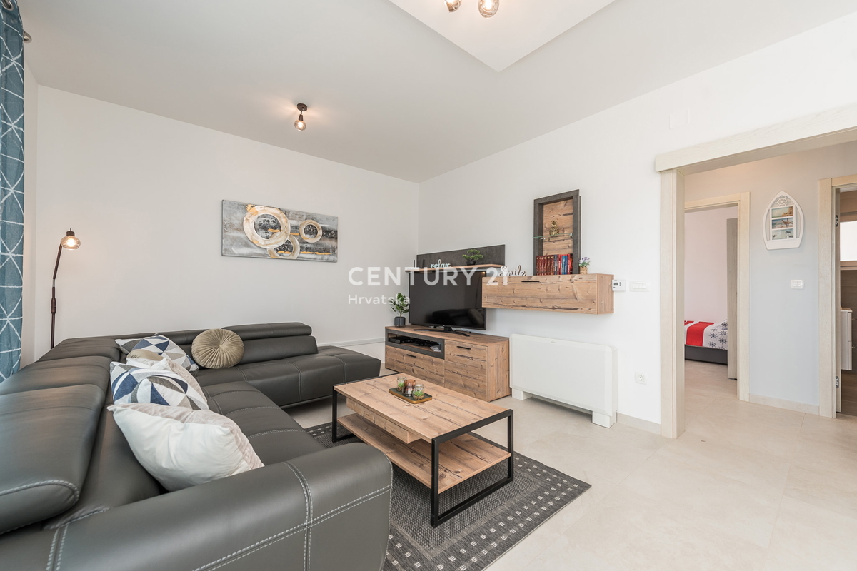 SUKOŠAN: LUSSO SENZA COMPROMESSI, VILLA CON 3 APPARTAMENTI, PISCINA, SAUNA, TERRAZZA SUL TETTO, CORTILE