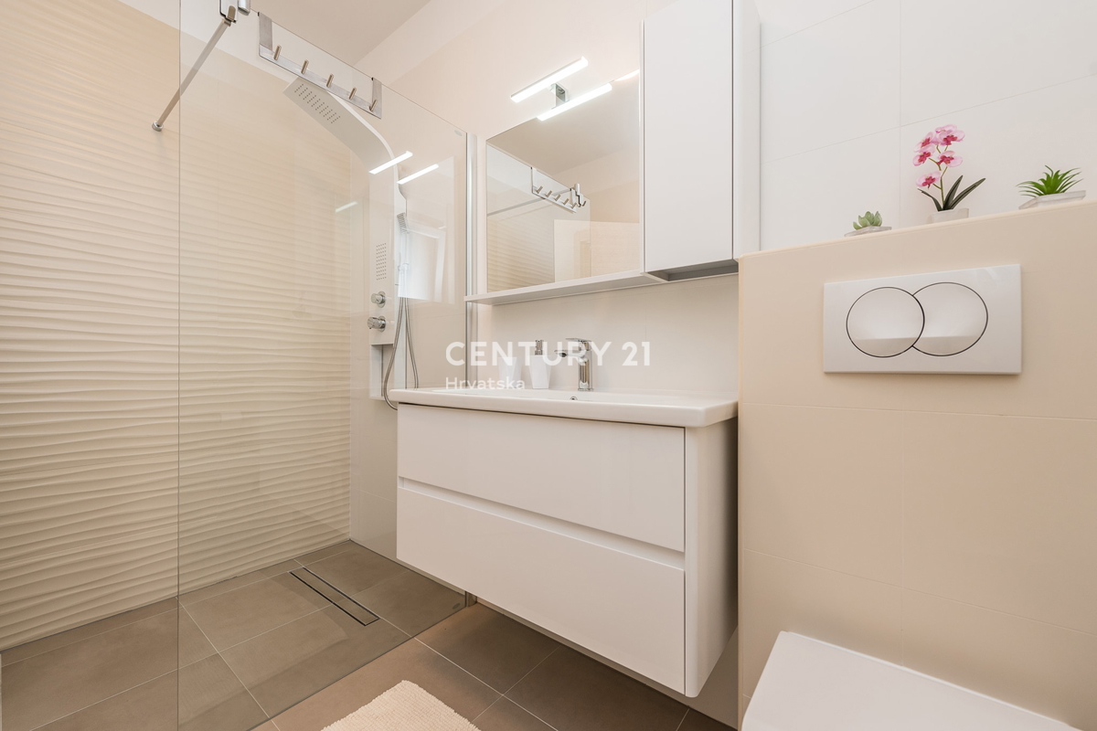 SUKOŠAN: LUSSO SENZA COMPROMESSI, VILLA CON 3 APPARTAMENTI, PISCINA, SAUNA, TERRAZZA SUL TETTO, CORTILE