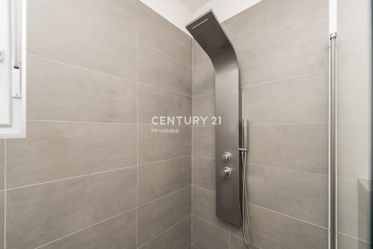 SUKOŠAN: LUSSO SENZA COMPROMESSI, VILLA CON 3 APPARTAMENTI, PISCINA, SAUNA, TERRAZZA SUL TETTO, CORTILE