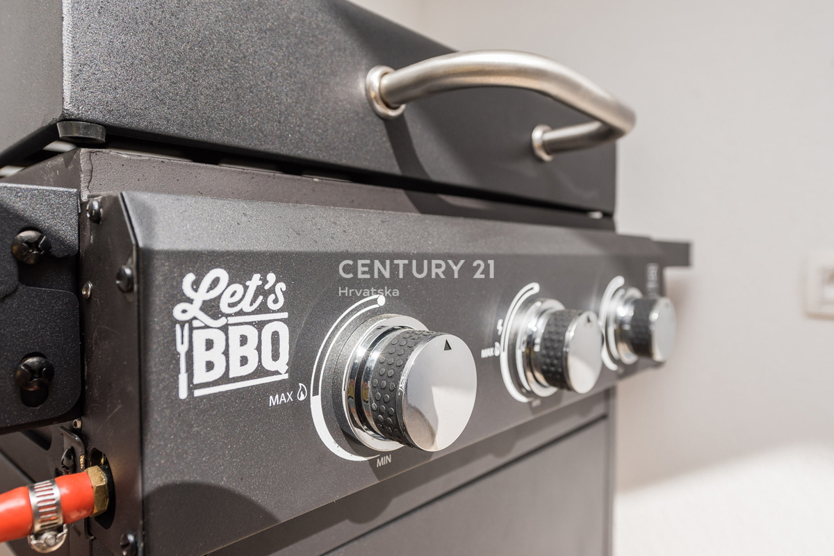 SUKOŠAN: LUSSO SENZA COMPROMESSI, VILLA CON 3 APPARTAMENTI, PISCINA, SAUNA, TERRAZZA SUL TETTO, CORTILE