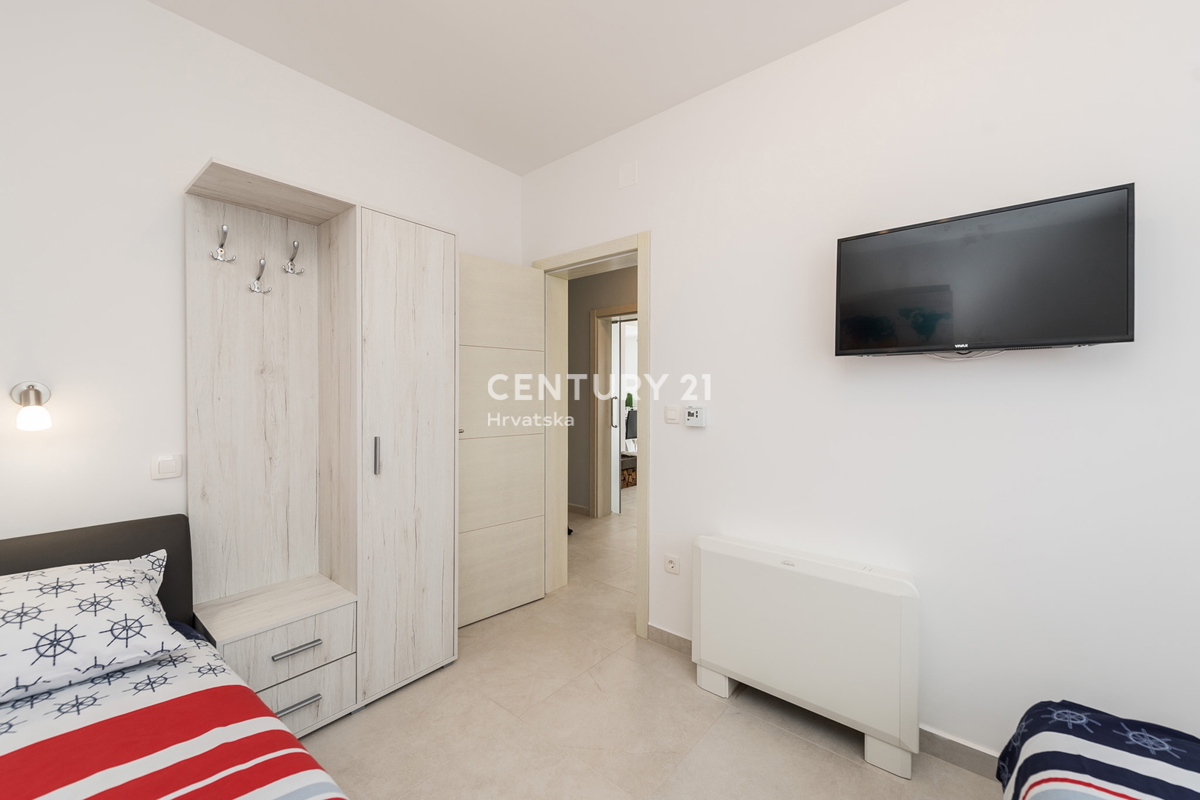 SUKOŠAN: LUSSO SENZA COMPROMESSI, VILLA CON 3 APPARTAMENTI, PISCINA, SAUNA, TERRAZZA SUL TETTO, CORTILE