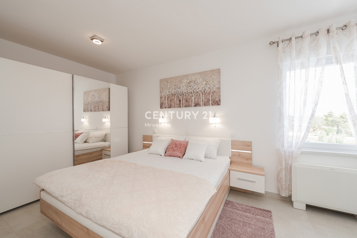 SUKOŠAN: LUSSO SENZA COMPROMESSI, VILLA CON 3 APPARTAMENTI, PISCINA, SAUNA, TERRAZZA SUL TETTO, CORTILE