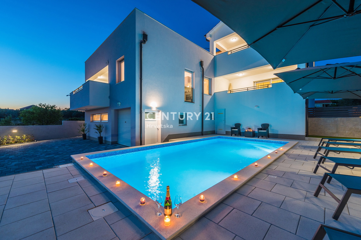 SUKOŠAN: LUSSO SENZA COMPROMESSI, VILLA CON 3 APPARTAMENTI, PISCINA, SAUNA, TERRAZZA SUL TETTO, CORTILE