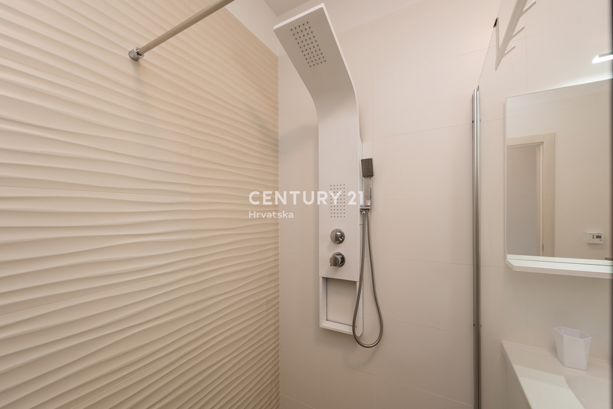 SUKOŠAN: LUSSO SENZA COMPROMESSI, VILLA CON 3 APPARTAMENTI, PISCINA, SAUNA, TERRAZZA SUL TETTO, CORTILE