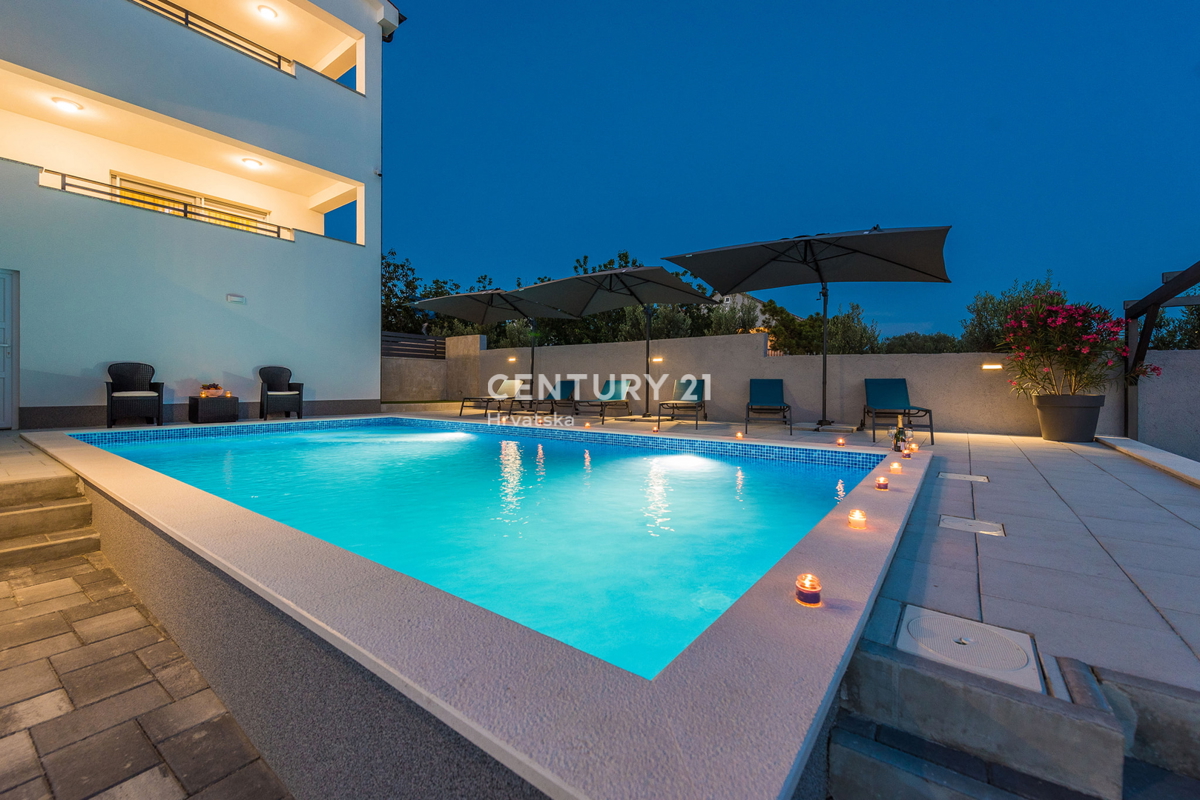 SUKOŠAN: LUSSO SENZA COMPROMESSI, VILLA CON 3 APPARTAMENTI, PISCINA, SAUNA, TERRAZZA SUL TETTO, CORTILE