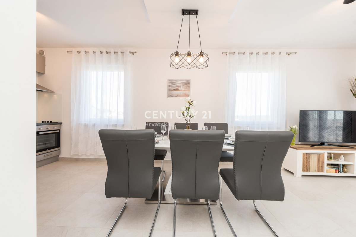 SUKOŠAN: LUSSO SENZA COMPROMESSI, VILLA CON 3 APPARTAMENTI, PISCINA, SAUNA, TERRAZZA SUL TETTO, CORTILE