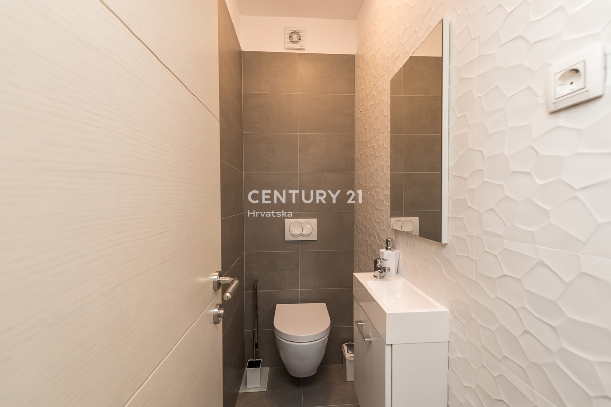 SUKOŠAN: LUSSO SENZA COMPROMESSI, VILLA CON 3 APPARTAMENTI, PISCINA, SAUNA, TERRAZZA SUL TETTO, CORTILE