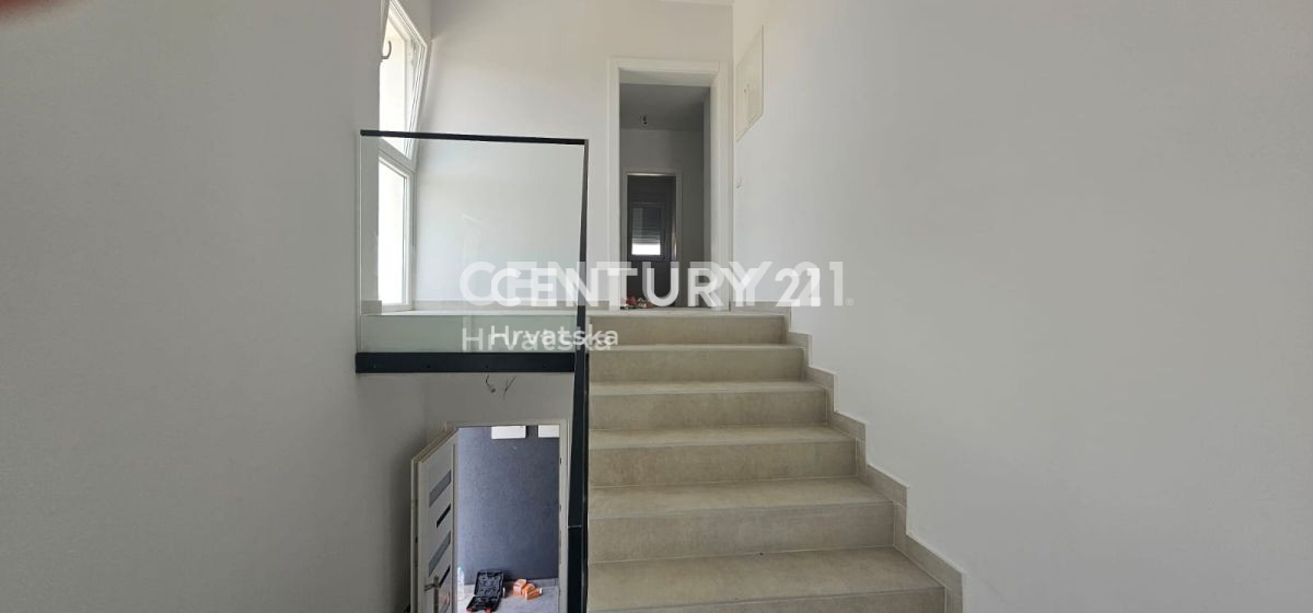 PRIVLAKA-SABUNIKE (DINTORNO DI ZARA) -- APPARTAMENTO BILOCALI AL PRIMO PIANO CON UN ENORME TERRAZZO