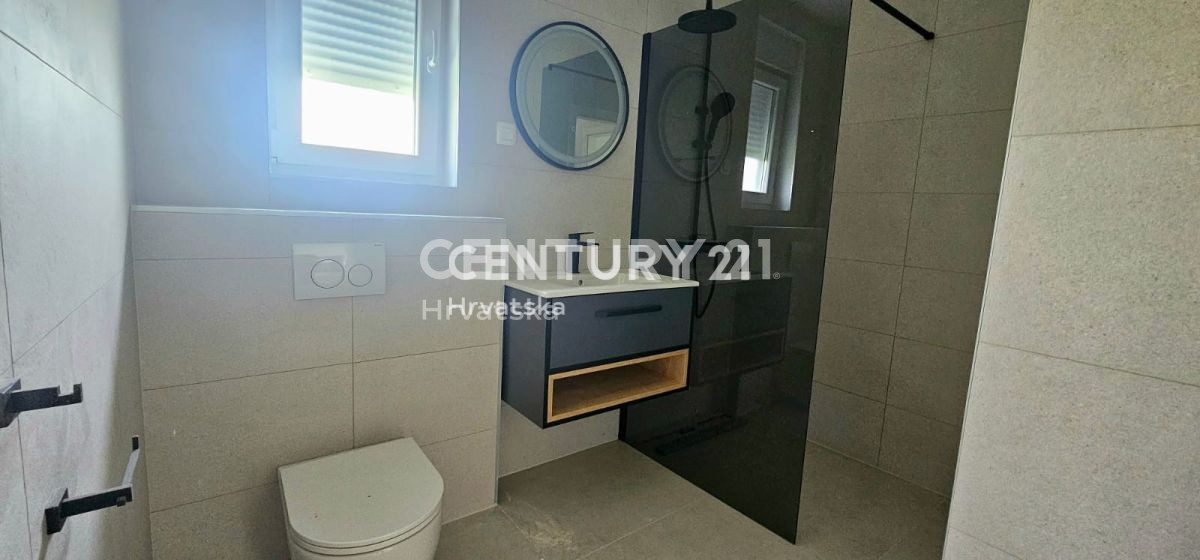 PRIVLAKA-SABUNIKE (DINTORNO DI ZARA) -- APPARTAMENTO BILOCALI AL PRIMO PIANO CON UN ENORME TERRAZZO