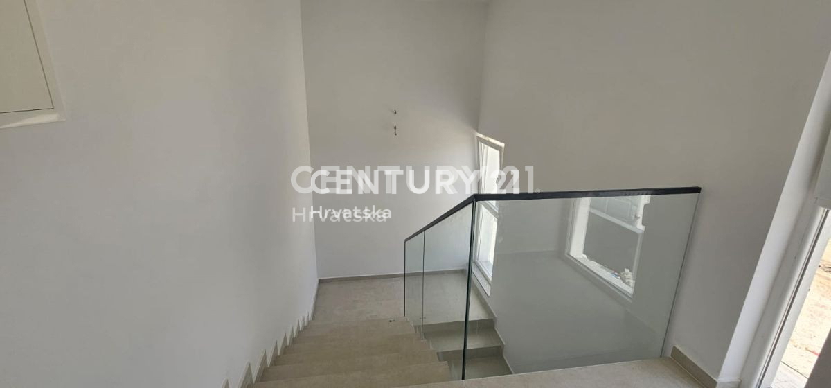 PRIVLAKA-SABUNIKE (DINTORNO DI ZARA) -- APPARTAMENTO BILOCALI AL PRIMO PIANO CON UN ENORME TERRAZZO