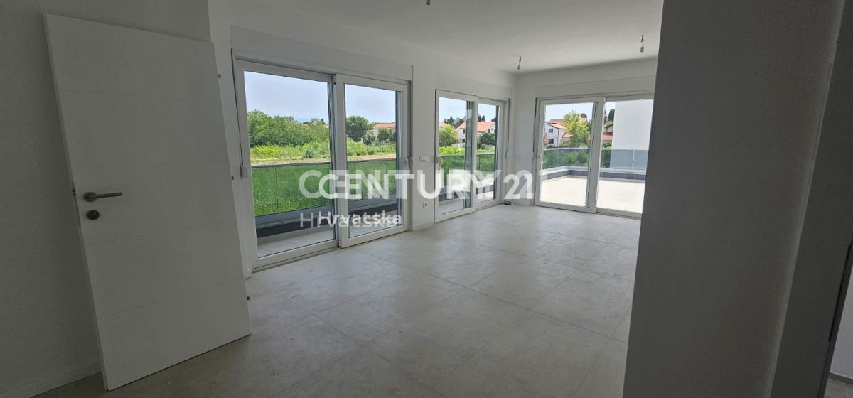 PRIVLAKA-SABUNIKE (DINTORNO DI ZARA) -- APPARTAMENTO BILOCALI AL PRIMO PIANO CON UN ENORME TERRAZZO