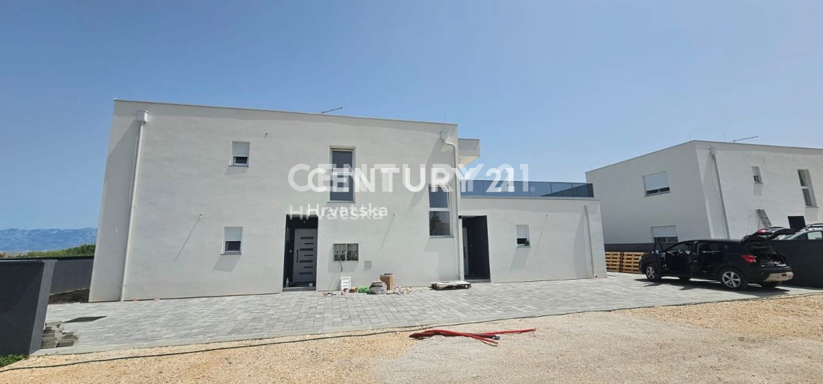 PRIVLAKA-SABUNIKE (DINTORNO DI ZARA) -- APPARTAMENTO BILOCALI AL PRIMO PIANO CON UN ENORME TERRAZZO