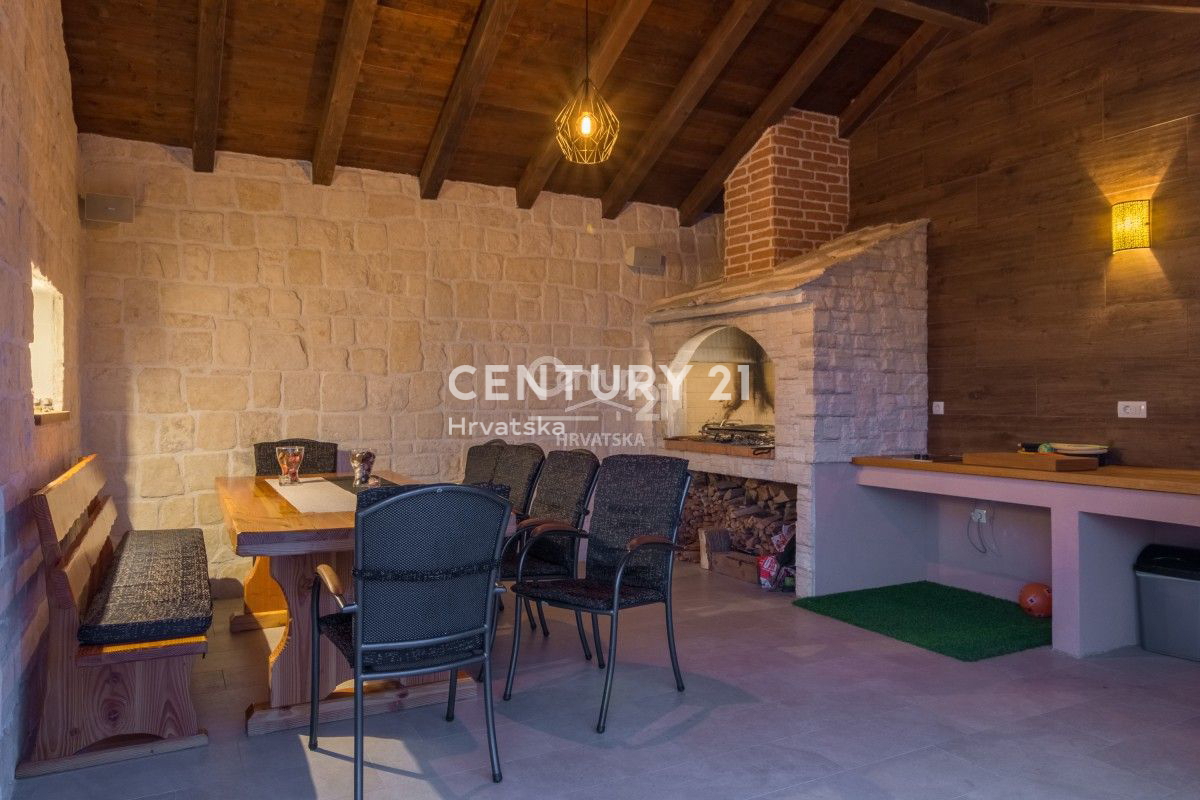 POLAČA, CASA CON PISCINA, VISTA SPLENDIDA, ARREDATA, SUBITO ABITABILE, GARANTISCE OTTIMI REDDITI DAL TURISMO