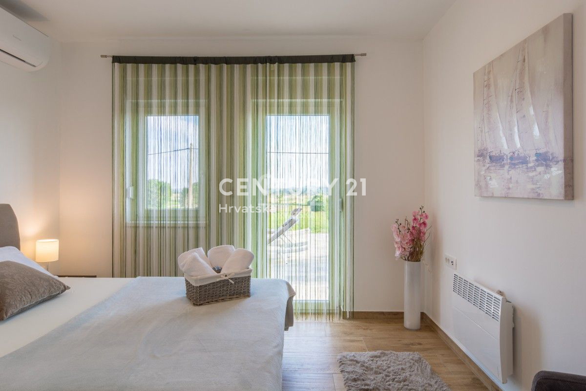 POLAČA, CASA CON PISCINA, VISTA SPLENDIDA, ARREDATA, SUBITO ABITABILE, GARANTISCE OTTIMI REDDITI DAL TURISMO